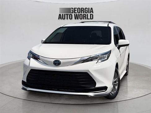 Used 2021 Toyota Sienna LE FWD image 1
