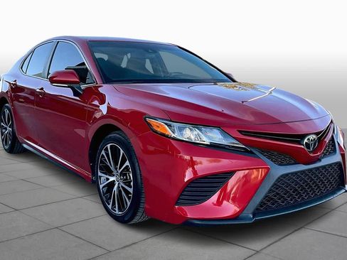 Used 2019 Toyota Camry SE image 2