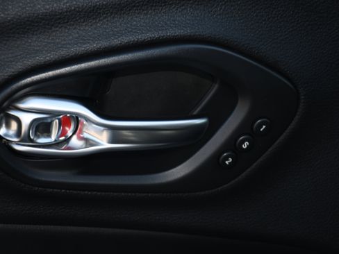 Used 2019 Jeep Cherokee Limited w/ Technology Group image 11