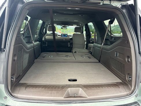 Used 2024 Chevrolet Suburban LT RWD image 17