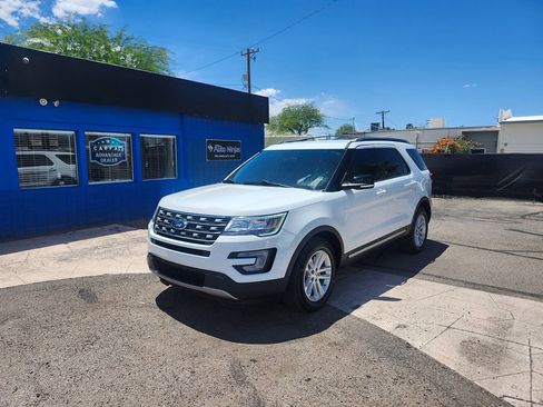 Used 2017 Ford Explorer XLT FWD image 3