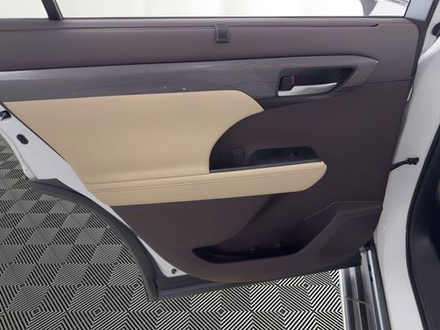Used 2021 Toyota Highlander Limited image 17