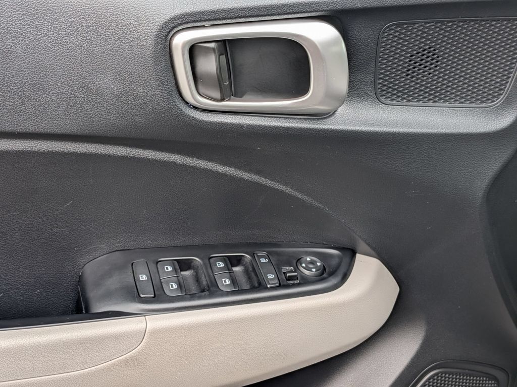Used 2025 Hyundai Venue SEL FWD image 13