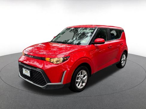 Used 2025 Kia Soul LX w/ LX Technology Package FWD image 3