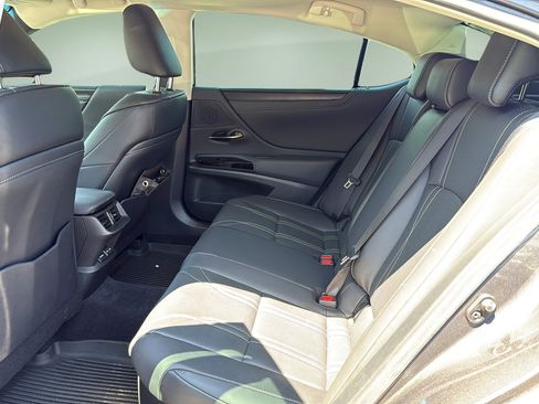 Used 2024 Lexus ES 300h w/ Technology Package FWD image 15