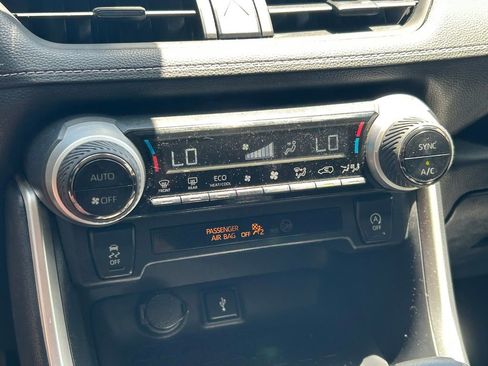 Certified 2022 Toyota RAV4 XLE FWD image 28