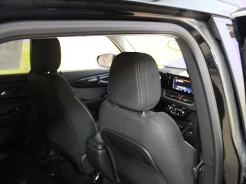 Used 2025 Chevrolet TrailBlazer LT w/ Convenience Package AWD/4WD image 10