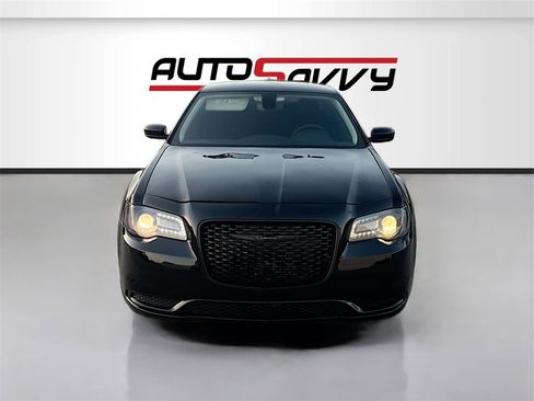 Used 2023 Chrysler 300 Touring w/ Sport Appearance Package image 2