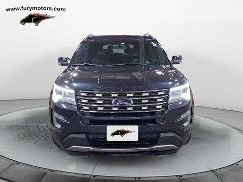 Used 2017 Ford Explorer XLT w/ Equipment Group 202A image 8
