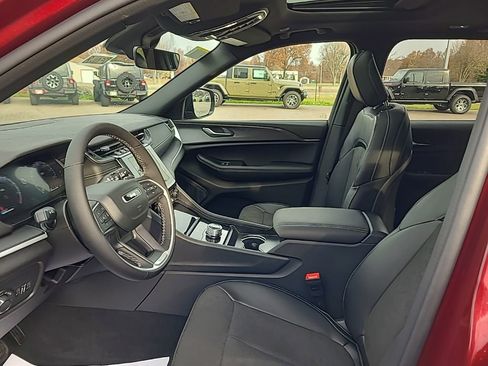 New 2025 Jeep Grand Cherokee 4WD image 17