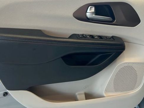 Used 2017 Chrysler Pacifica Touring-L FWD image 9