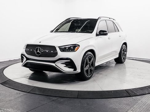 Used 2025 Mercedes-Benz GLE 450e 4MATIC w/ AMG Line Interior image 3
