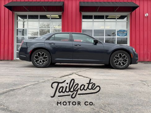Used 2018 Chrysler 300 S image 1