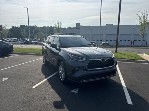Used 2023 Toyota Highlander Platinum FWD image 2