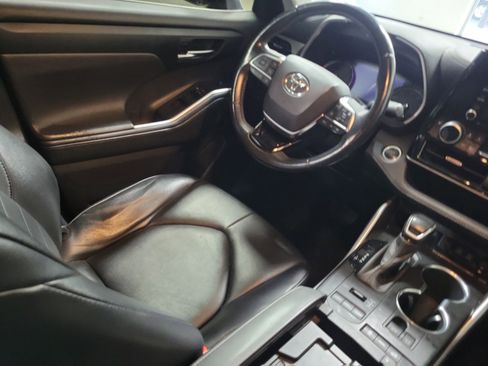 Used 2020 Toyota Highlander XLE image 18