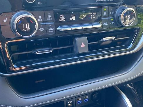Used 2022 Toyota Highlander XLE FWD image 27
