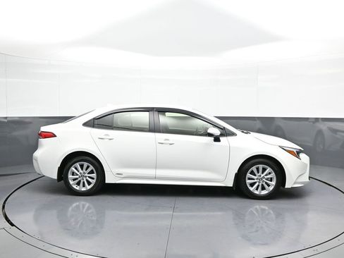 Certified 2025 Toyota Corolla LE image 5