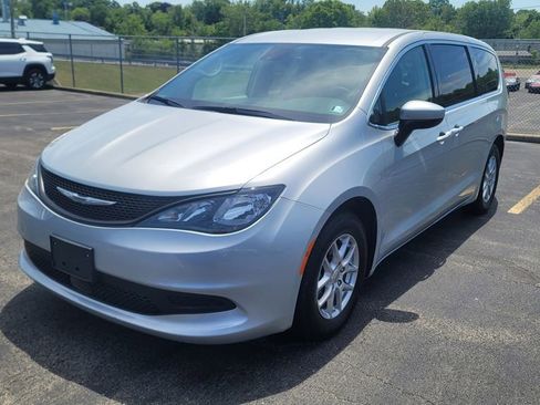 Used 2023 Chrysler Voyager LX FWD image 2