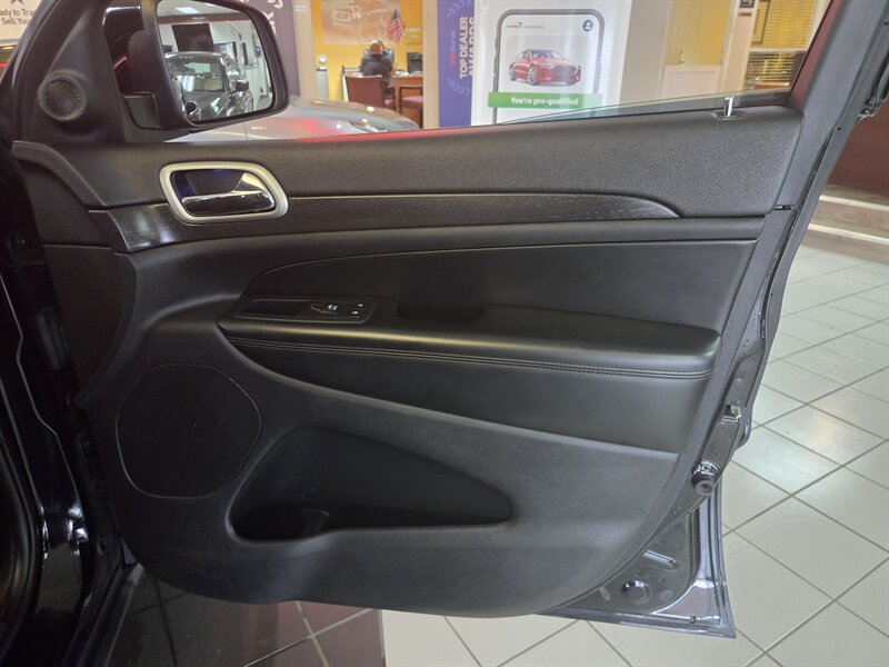 Used 2018 Jeep Grand Cherokee Laredo AWD/4WD image 21