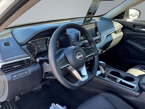 Used 2025 Nissan Altima 2.5 SV FWD image 18