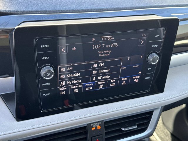 Certified 2025 Volkswagen Taos SE FWD image 17
