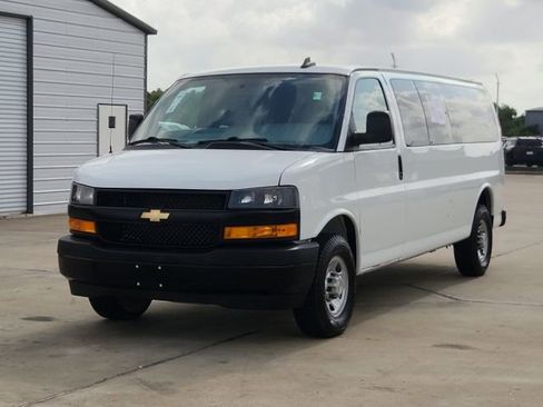 Used 2024 Chevrolet Express 3500 LS RWD image 3