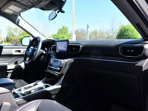 Used 2023 Ford Explorer XLT w/ Equipment Group 202A AWD/4WD image 14