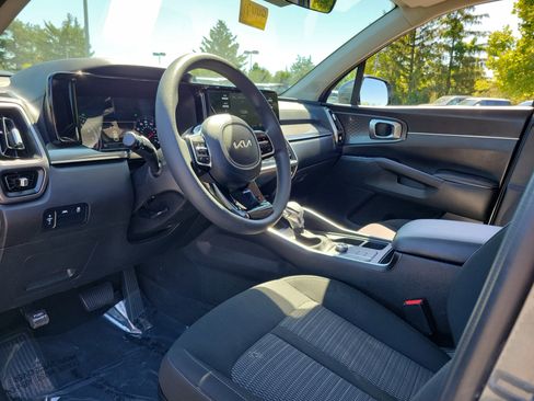 Used 2023 Kia Sorento LX image 19