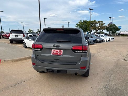 Used 2022 Jeep Grand Cherokee Laredo X AWD/4WD image 3