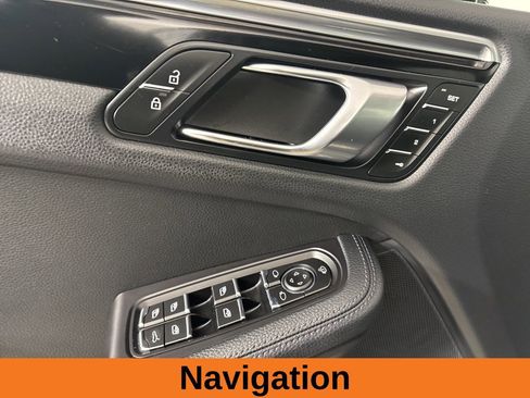 Used 2022 Porsche Macan w/ Premium Package Plus image 9