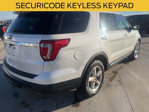 Used 2018 Ford Explorer XLT image 7