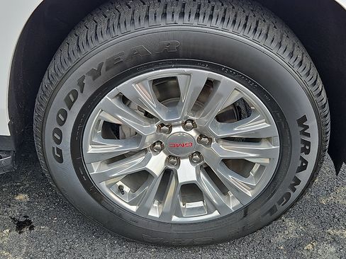 Used 2023 GMC Yukon Denali AWD/4WD image 8