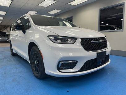 Used 2025 Chrysler Pacifica Select