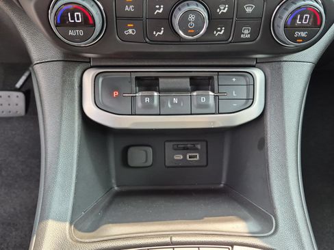 Certified 2023 GMC Acadia SLT w/ Technology Package FWD image 14