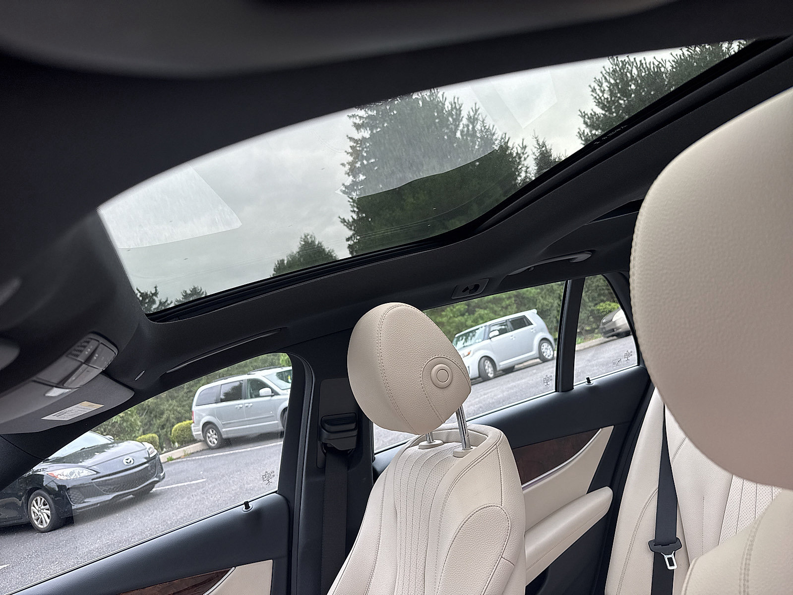 Used 2017 Mercedes-Benz E 400 4MATIC Wagon image 38