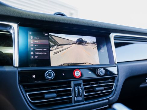 Certified 2025 Porsche Macan image 19