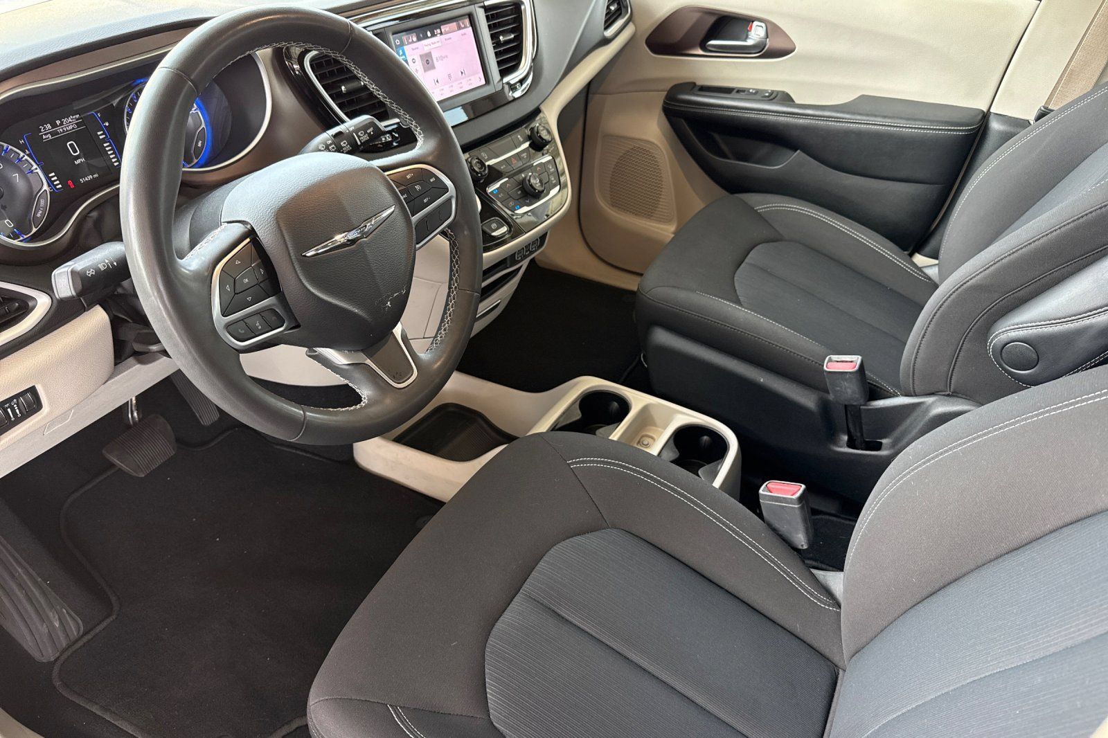 Used 2022 Chrysler Voyager LX FWD image 5