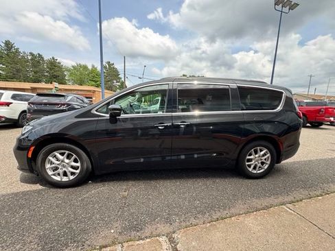 Used 2022 Chrysler Pacifica Touring-L FWD image 4