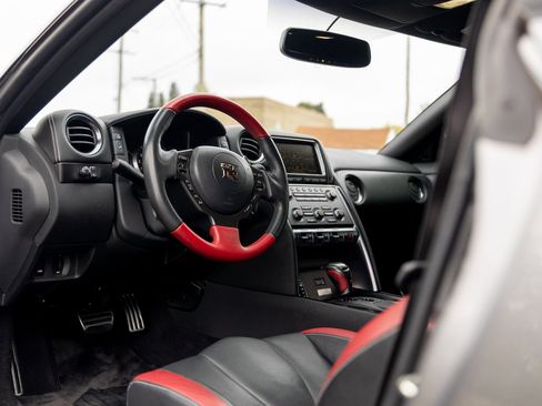 Used 2014 Nissan GT-R Black Edition image 17