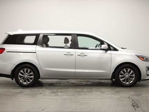 Used 2019 Kia Sedona L image 9