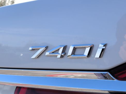 Used 2017 BMW 740i image 11