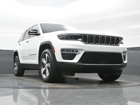 Used 2023 Jeep Grand Cherokee Limited AWD/4WD image 32