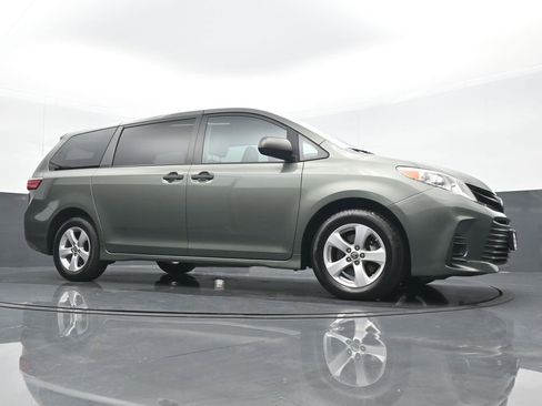 Used 2020 Toyota Sienna L image 23