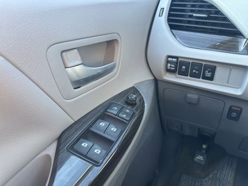 Used 2015 Toyota Sienna XLE image 23