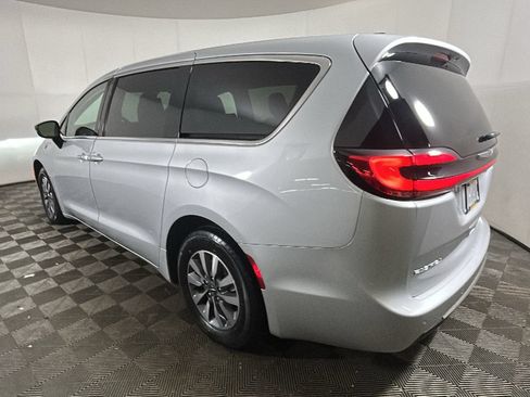 Used 2024 Chrysler Pacifica Limited FWD image 5