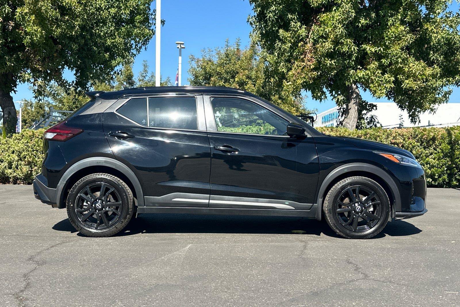 Used 2023 Nissan Kicks SR w/ SR Premium Package FWD image 2