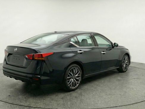 Used 2025 Nissan Altima 2.5 SV image 9