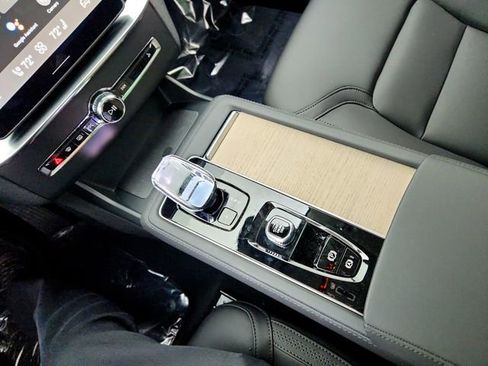 New 2025 Volvo XC90 B6 Core w/ Climate Package image 25