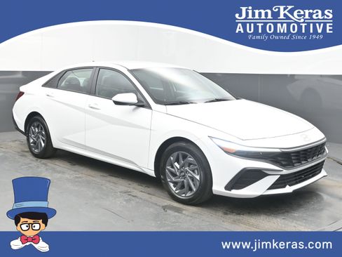 Used 2024 Hyundai Elantra SEL image 1