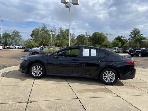 Used 2025 Toyota Camry LE FWD image 4